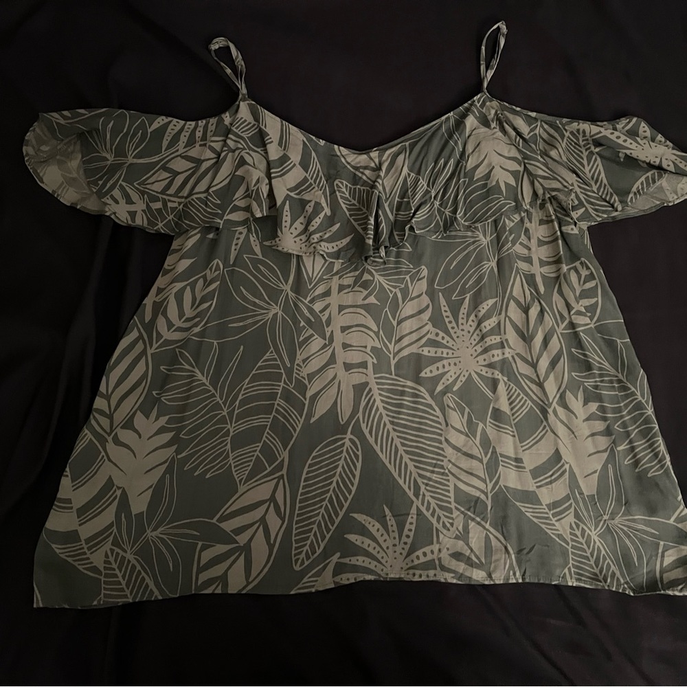 Women’s Old Navy palm print off shoulder top in size xl